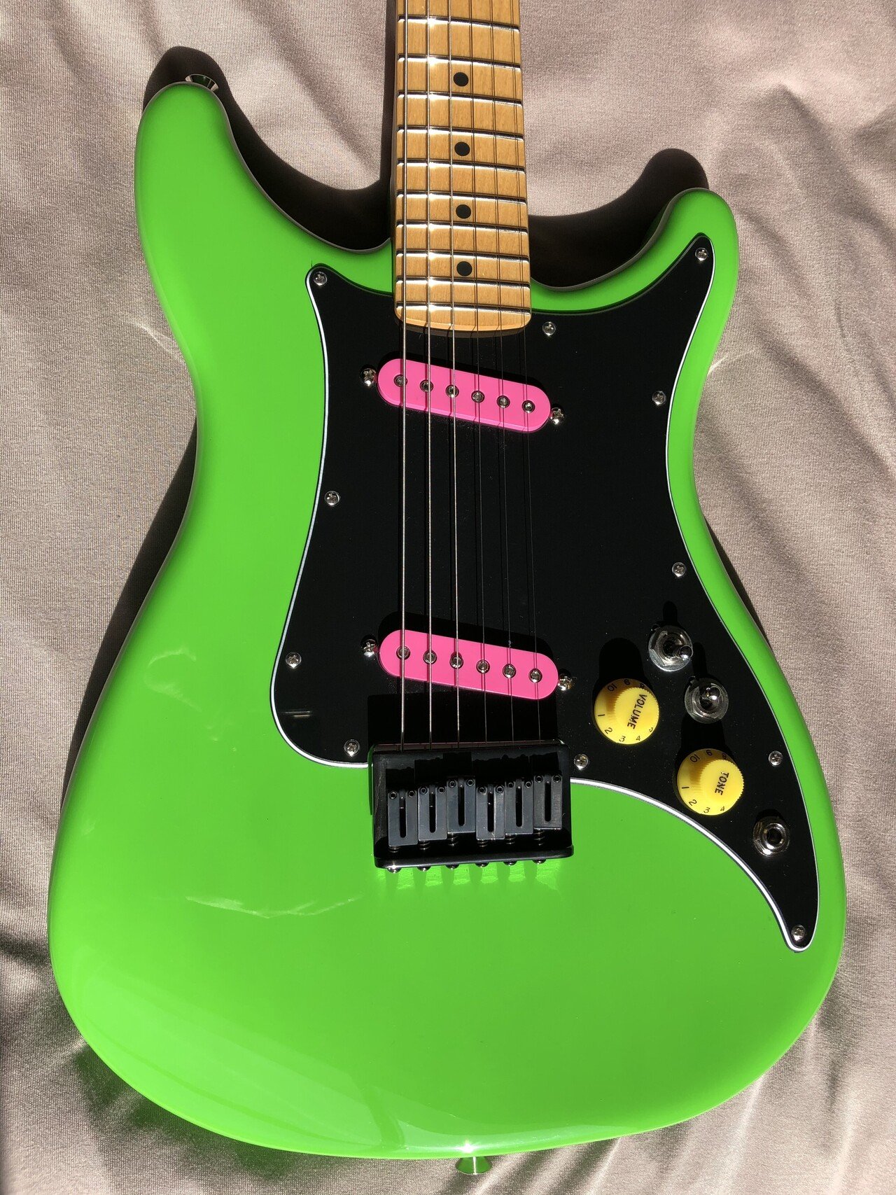 レア　FERNANDES 状態良好　ストラト　グリーン　スティーブヴァイ レア FERNANDES 状態良好 ストラト グリーン スティーブヴァイ