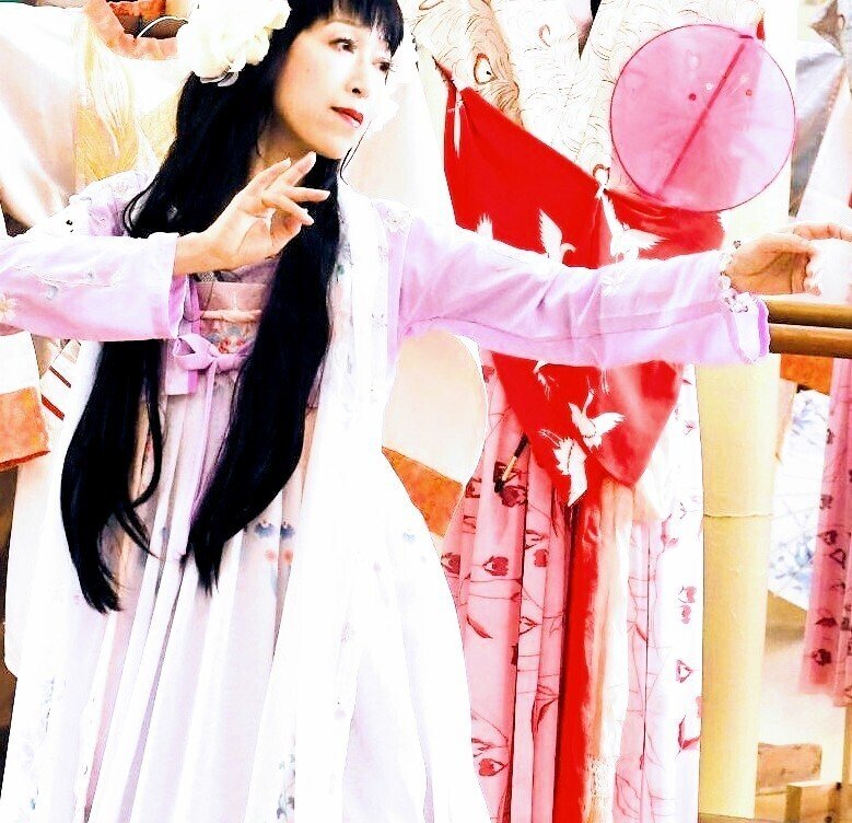 花女舞のキホンのキ 立ち居振る舞いについて 美しい立ち振る舞い 立てば芍薬 への道 天から吊り下げられているイメージで立つ 重心を意識して立つ 肩を開き少し下げて立つ T たちばな花女 Haname Note 花女舞のキホンのキ 立ち居振る舞いについて 美しい立ち振る舞い 立てば芍薬 への道 天から吊り下げられているイメージで立つ 重心を意識して立つ 肩を開き少し下げて立つ T たちばな花女 Haname Note