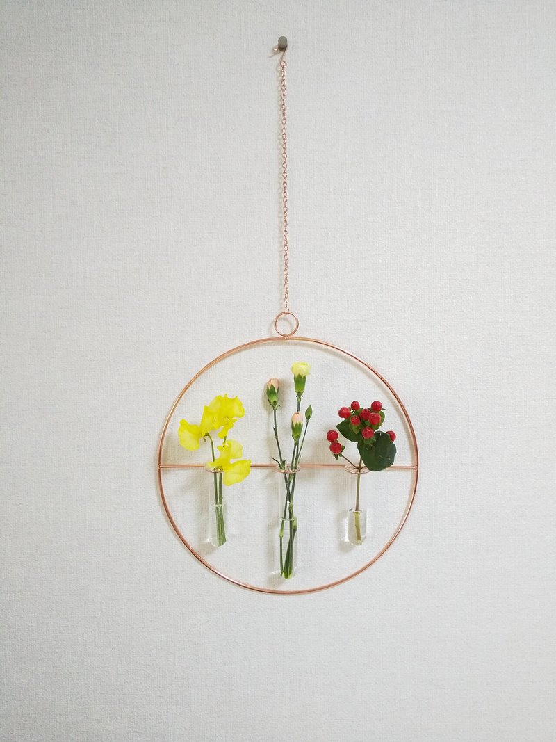 あったかカラーのフラワーベースに花をいける 大谷レキオ Note