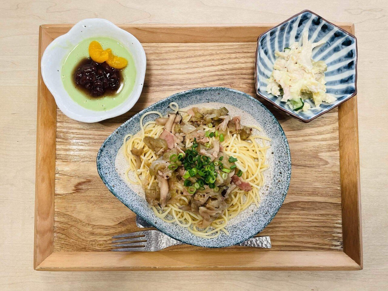 銀木犀 柏 今日のランチ 茄子とベーコンのスパゲティー さつまいもと鶏肉のサラダ 抹茶ババロア サラダがめっちゃ美味しくて 思わず厨房さんに作り方聞いちゃいました 今日もごちそうさまでした 銀木犀 柏 Note