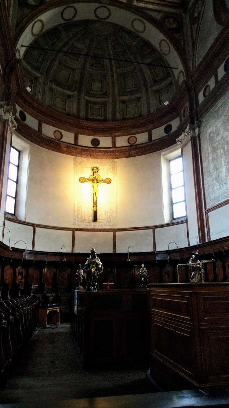 光は闇の中で輝いている...聖書の言葉と知りました。ミラノの教会どこも灯りがなく薄暗いのはそれを教えてくれてるからなのかなと.....あなた自身が光なのだと伝え続けているのかなと...