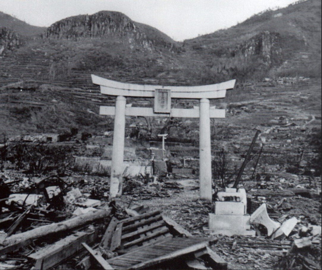 山王神社　長崎　after a-bomb was dropped still the gateways to the shrine stood clear despite the nuke bomb blast above it_1