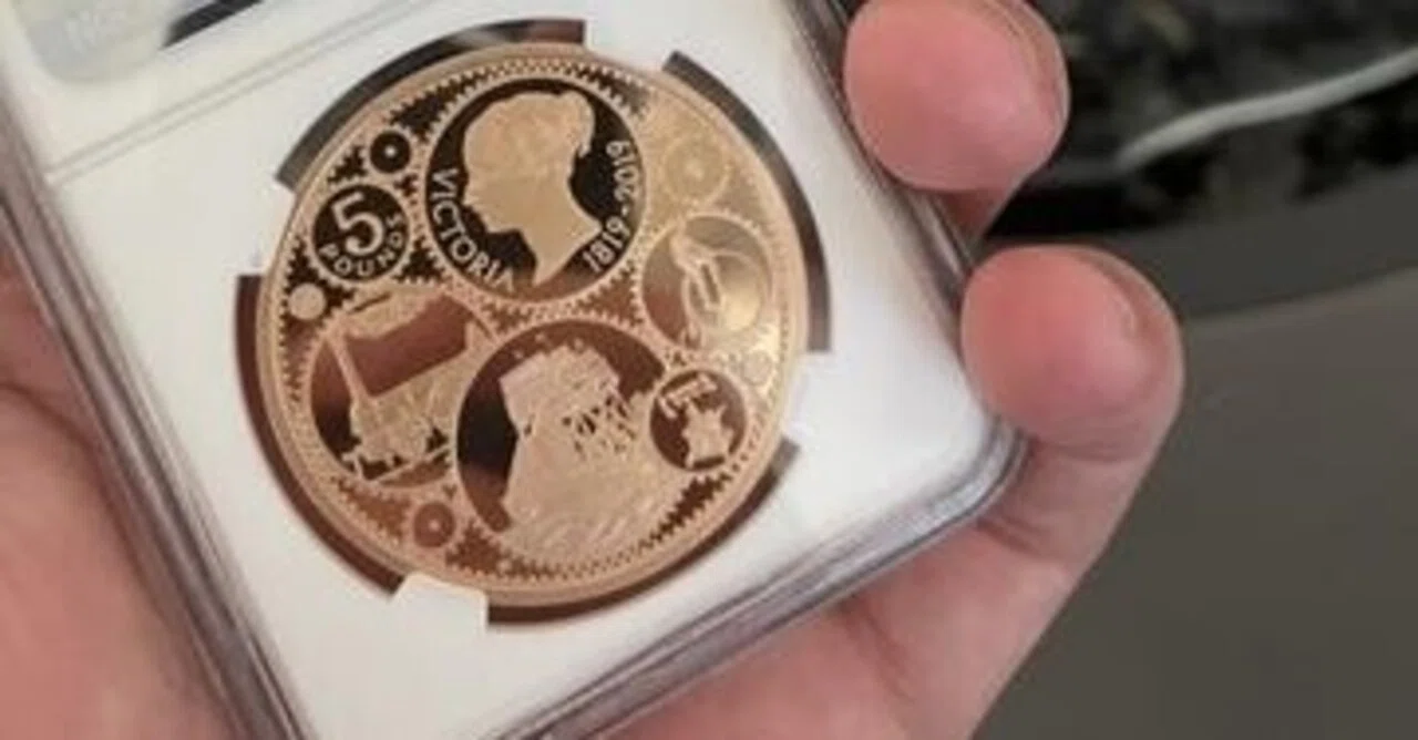 2019年 ヴィクトリア女王生誕 200周年記念5ポンドプルーフ金貨(NGC 