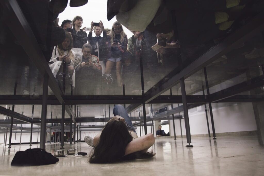 私たちの中にある「不安」を形にするアーティスト、Anne Imhof(アンネ