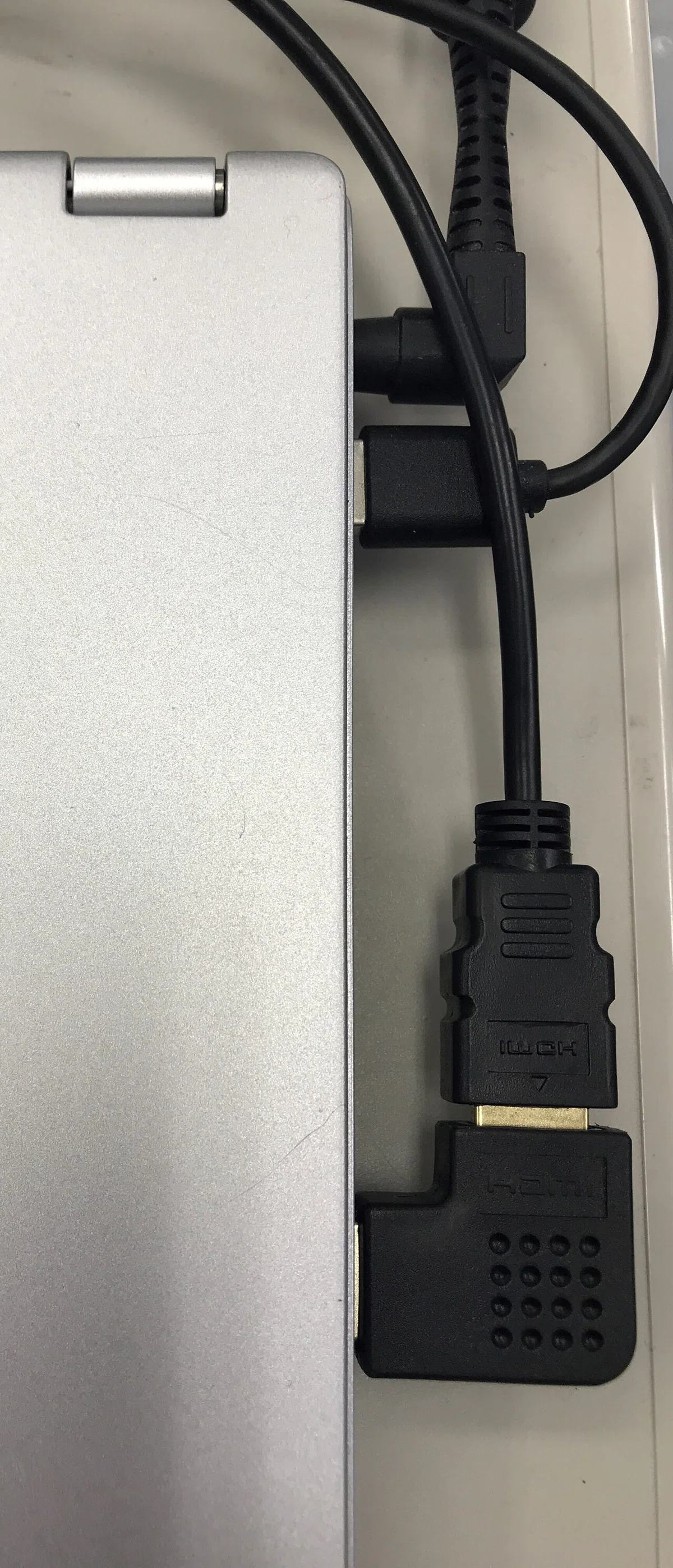 会社支給ノートPCのHDMI端子が右側面にあるんです！L型HDMIコネクタで