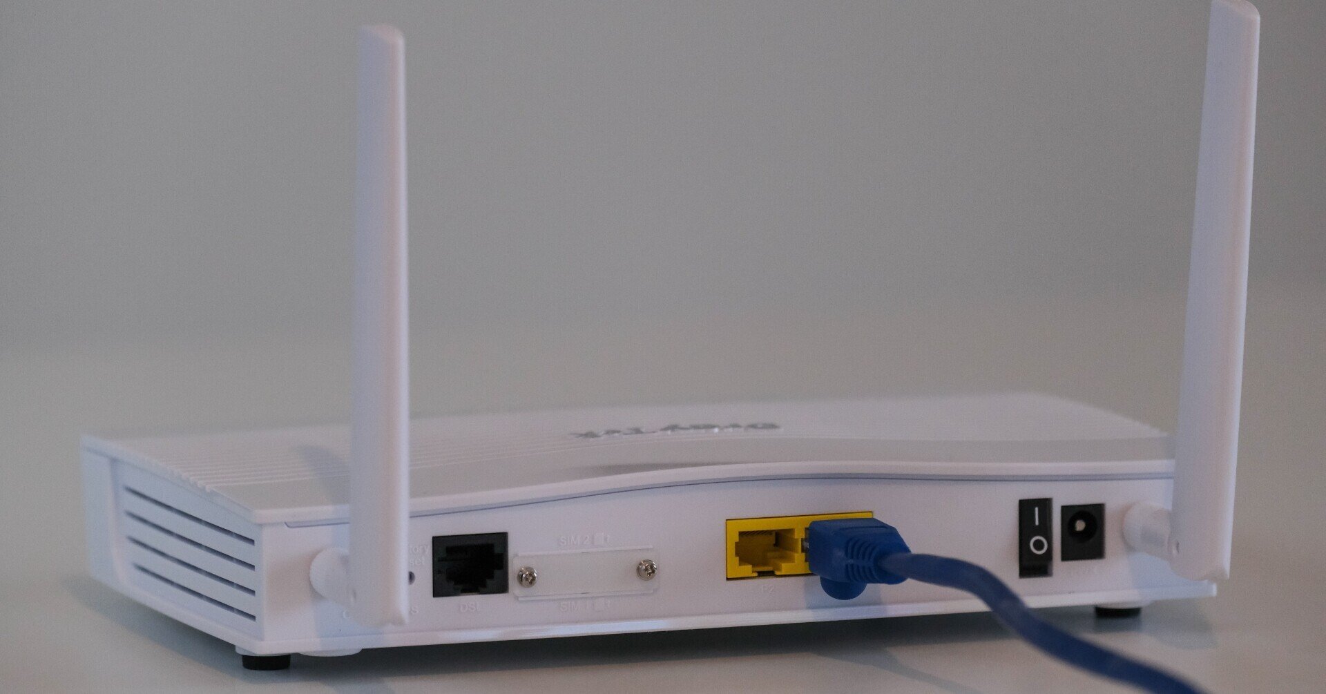 ドコモhome5GのWi-Fi電波が弱いと感じて市販無線LANルーターを有線LAN 
