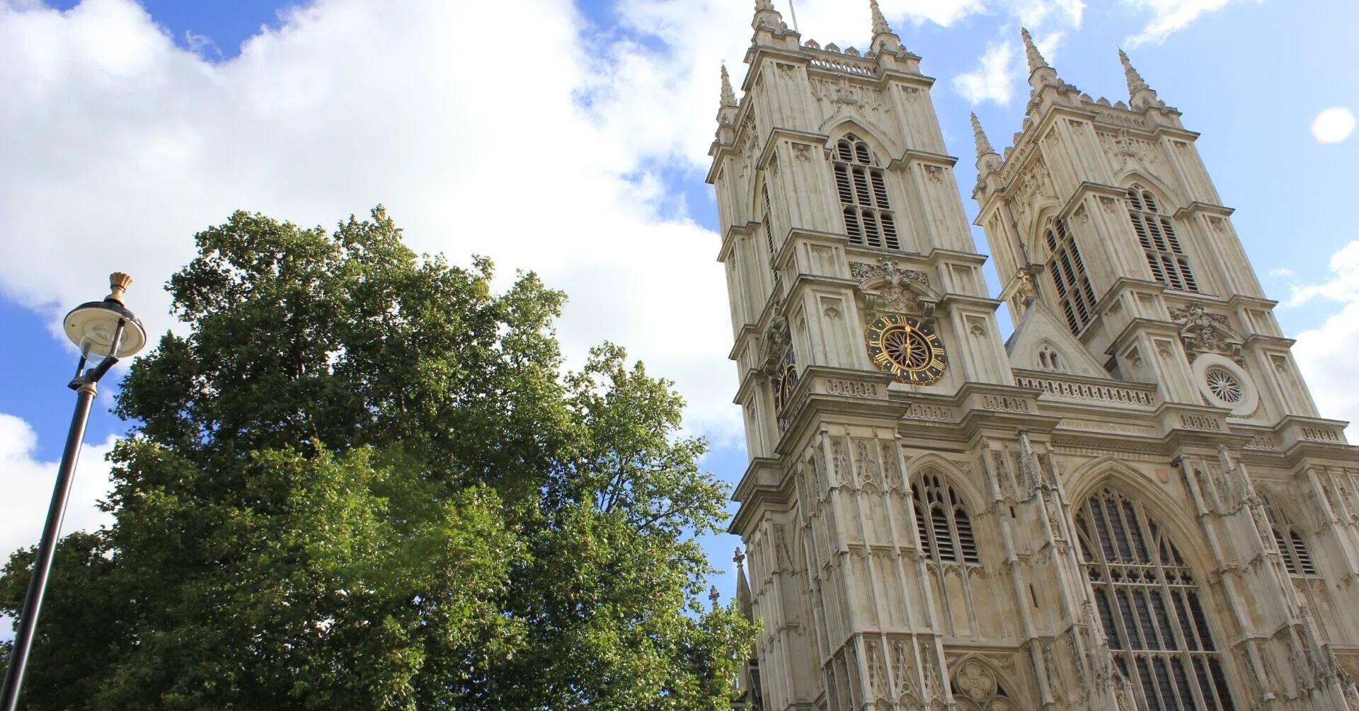 ウエストミンスター寺院に埋葬されているイギリスのスーパースターたち 