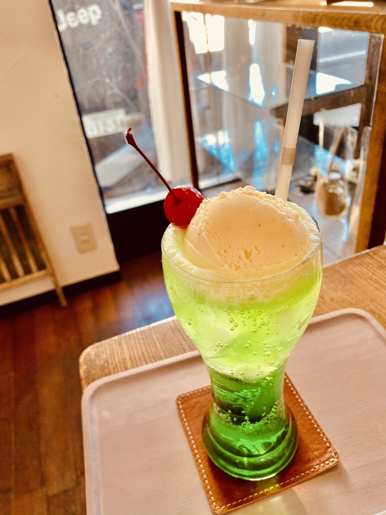 職場の方達とカフェでランチ ケーキを食べるほどお腹が空いてないけど という時は メロンクリーム ソーダにしてしまいます アイスとしゅわしゅわが たまらないの 綺麗なグリーンに 真っ赤なチェリー 色合いも ちめこ Note