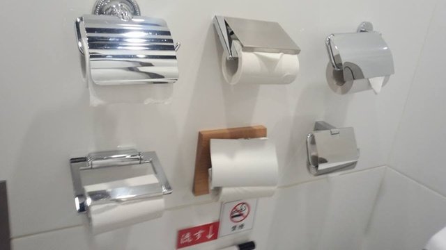 某ラーメン屋のトイレ。個人的にこの手法はイノベーションだと思ってる。トイレットペーパーのロールを置いとくよりも盗難されにくく、減り具合が可視化され、客には紙がないリスクを極小化して安心感を提供する。おまけにオイラみたいにこれを写真に撮って流す奴もいる。トイレだけに。おあとがよろしいようで。