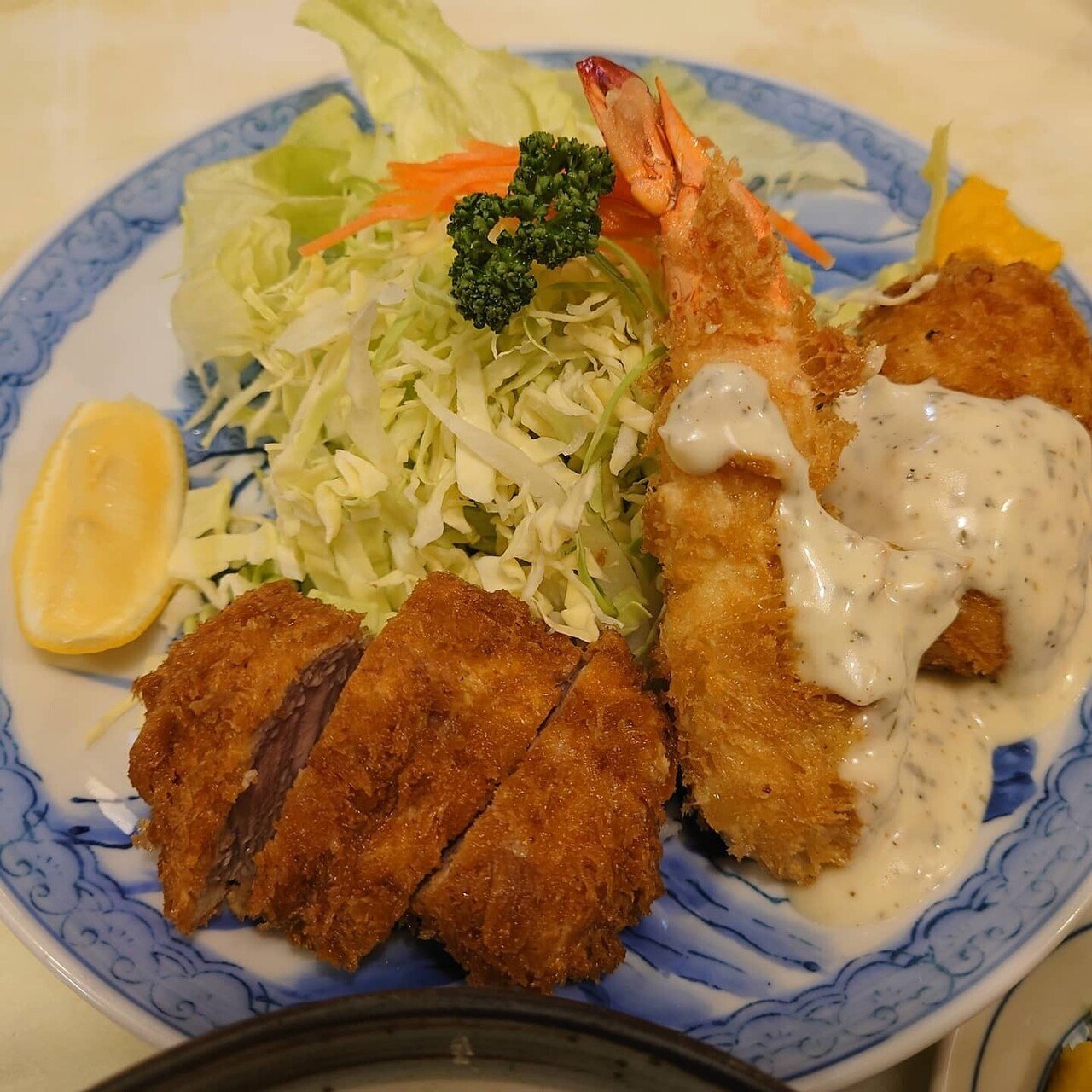 今日のランチ 有楽町交通会館 のあけぼのさん サービス定食 一口カツ エビフライ カニクリームコロッケ を 味 ボリュームとも大満足 ochans Note