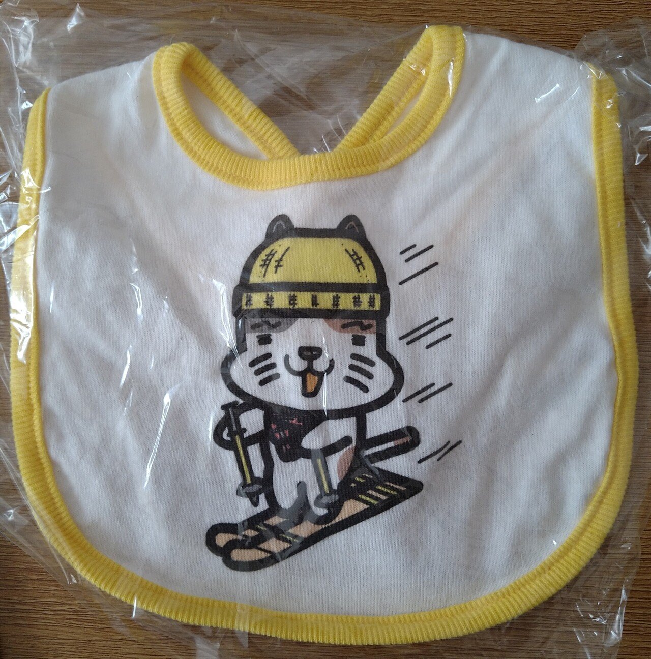 プレゼント用に購入した赤ちゃんの前掛け 自分のグッズです ネコとスキーと この寒い季節にピッタリですね オクダユージ Note