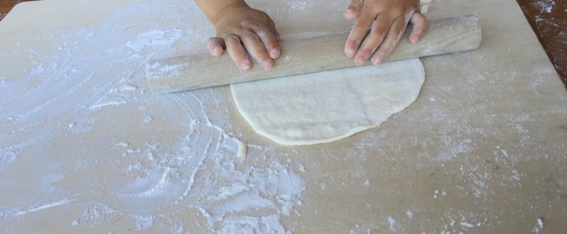 小屋を作ったり、ピザを食べたり、布団を干したりする日。