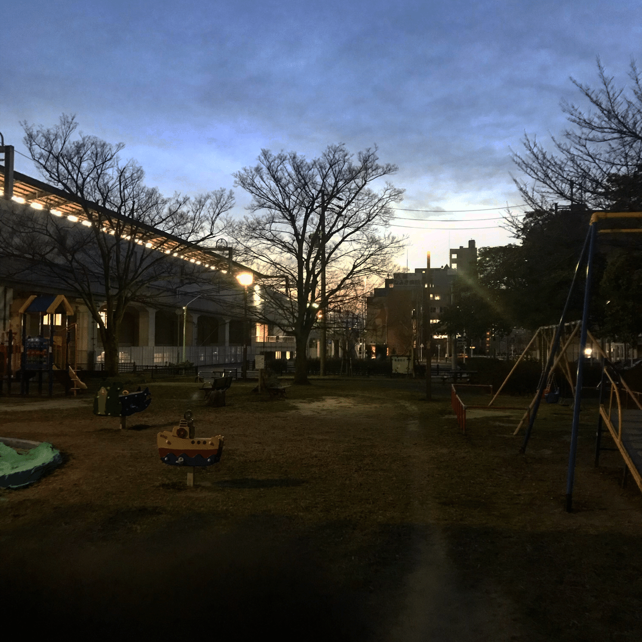 夕方の 公園 みんなでつくる冬アルバム 豆象屋 Note