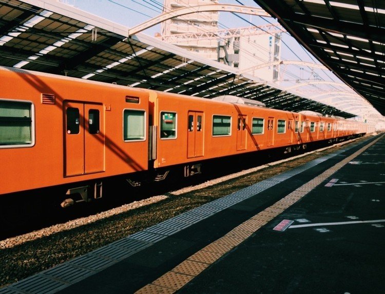 オレンジ色の電車