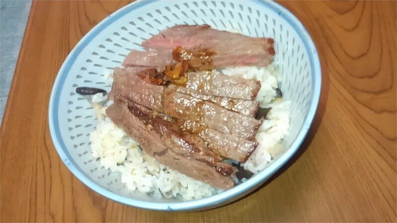 キノコ入りバターライスのステーキ丼 綺綸堂 Note