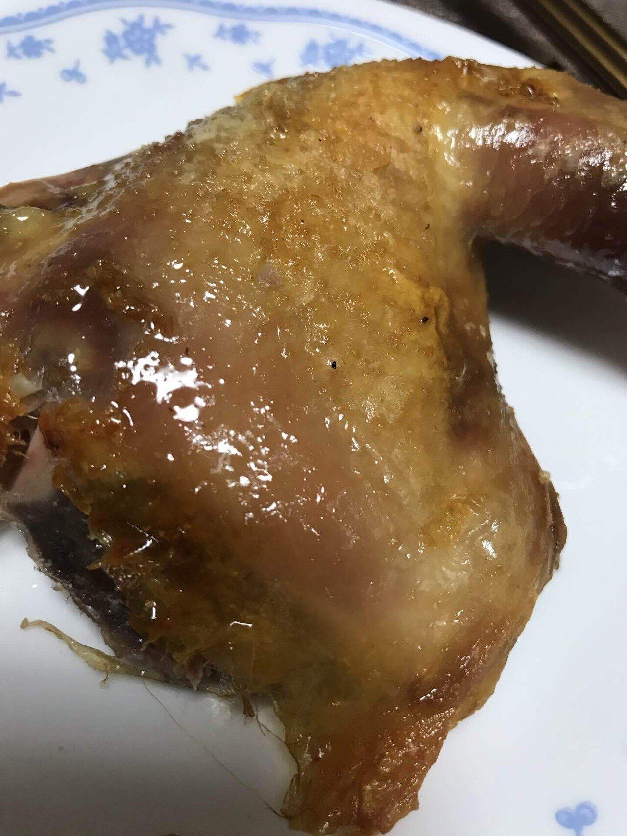 親鳥 ひねて硬くなった身はスープ用にされてしまいがちだが 旨みが詰まり その筋張った硬い肉にかじりつくこともそれはそれで良い 梨をおろして味をつけた ものやトマトと紫蘇に柑橘を絞ったものをつけて食べても 料理講師コンサル田中 Note 親鳥 ひねて硬くなった身はスープ用にされてしまいがちだが 旨みが詰まり その筋張った硬い肉にかじりつくこともそれはそれで良い 梨をおろして味をつけた ものやトマトと紫蘇に柑橘を絞ったものをつけて食べても 料理講師コンサル田中 Note