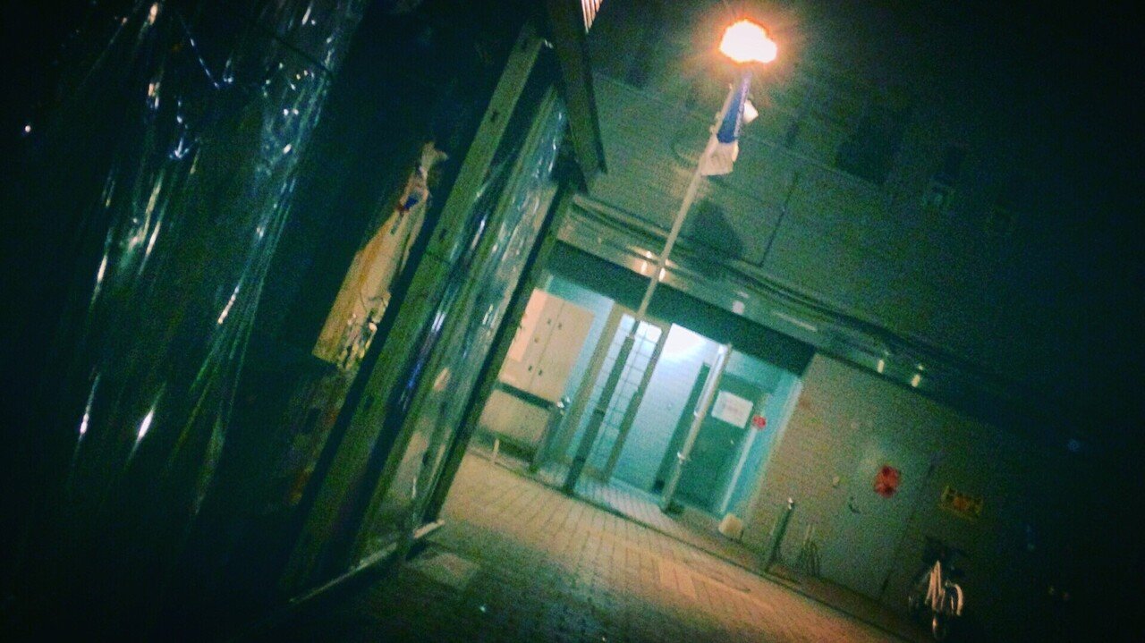 路地裏の思考4 寝床の科学革命 遅まきながらのひらめき あーそっかそっか 要は掛け布団じゃなくて敷き布団が動いてるってことか 還暦過ぎてようやく地動説の意味がわかったお父さん 小瓶2本 杉本健太郎 Kentaro Sugimoto Book Editor Note 路地裏の思考4 寝床の科学革命 遅まきながらのひらめき あーそっかそっか 要は掛け布団じゃなくて敷き布団が動いてるってことか 還暦過ぎてようやく地動説の意味がわかったお父さん 小瓶2本 杉本健太郎 Kentaro Sugimoto Book Editor Note