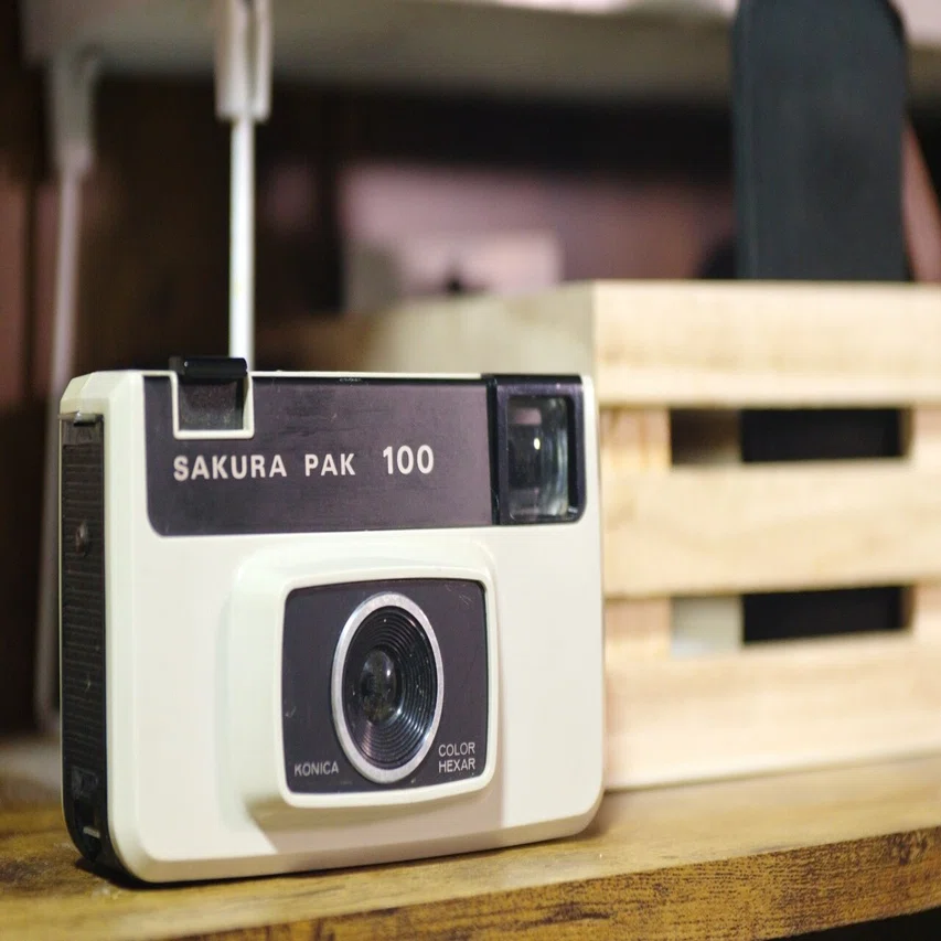 かわいいカメラを飾る (KONICA SAKURA PAK 100)｜夢望庵 / Mubou-an