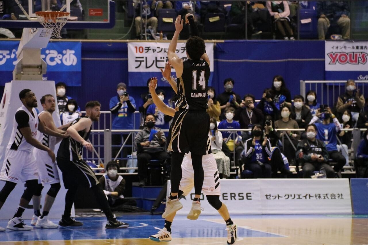 ウイニングショット って言い方でいいのかな になった金丸さんのスリー 後ろ姿 だけど美しかったなあ ボールが写真に入らなかったので私的には残念photoですが 苦笑 あとやっぱりエンドに座る と縦撮りしが Hazuki O Note ウイニングショット って言い方でいいのかな になった金丸さんのスリー 後ろ姿 だけど美しかったなあ ボールが写真に入らなかったので私的には残念photoですが 苦笑 あとやっぱりエンドに座る と縦撮りしが Hazuki O Note