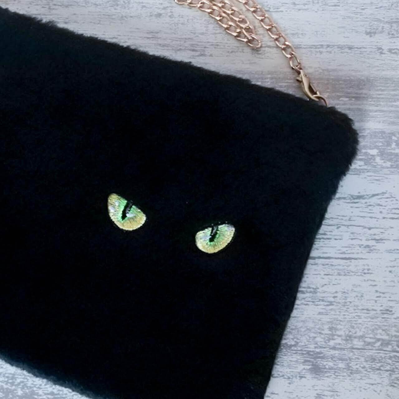手刺繍と手縫いのショルダーバッグ￼ コミカルな猫ちゃんたち