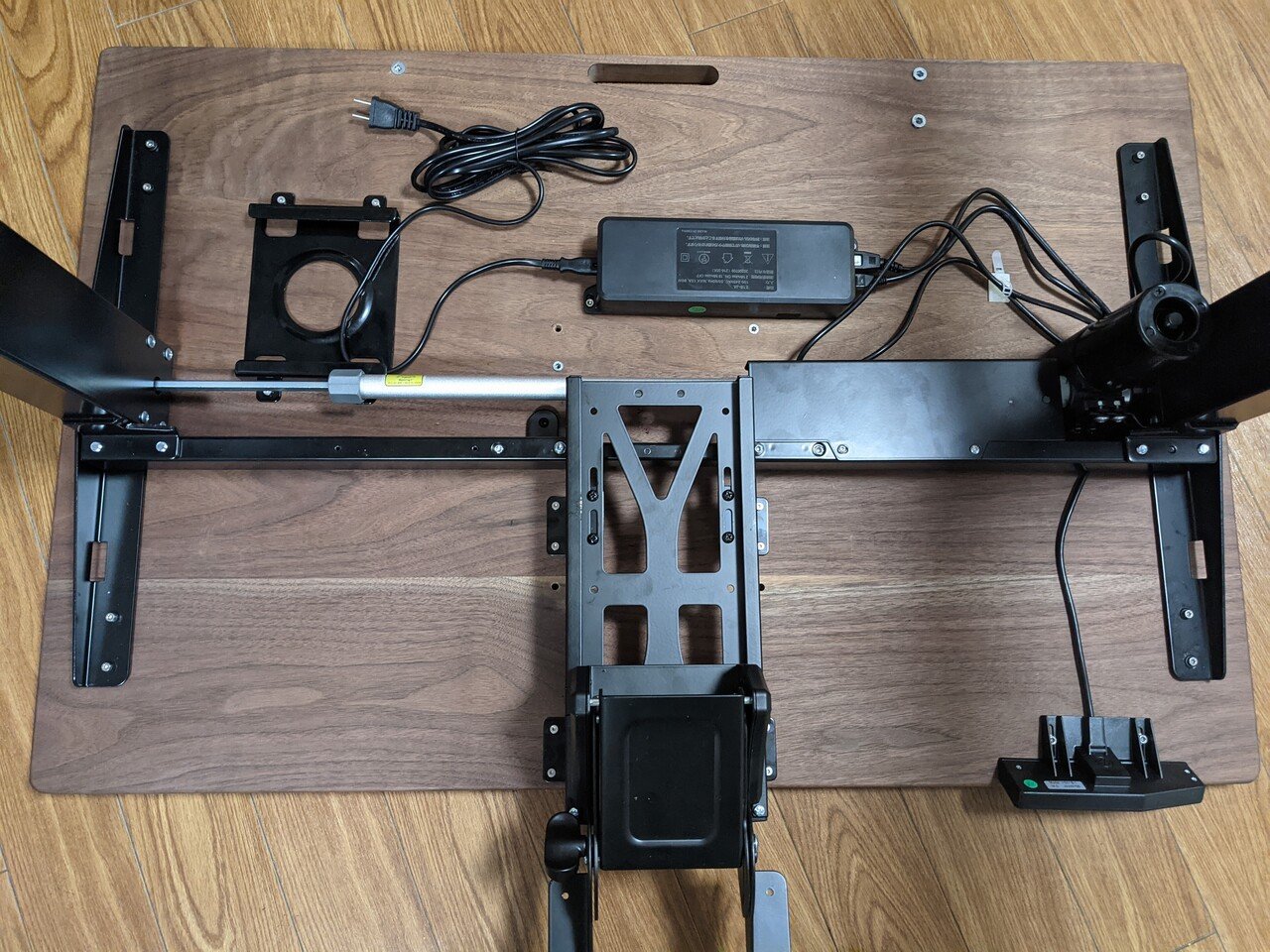 DIY初心者がFlexiSpot E8とかなでもの天板を鬼目ナットを使って