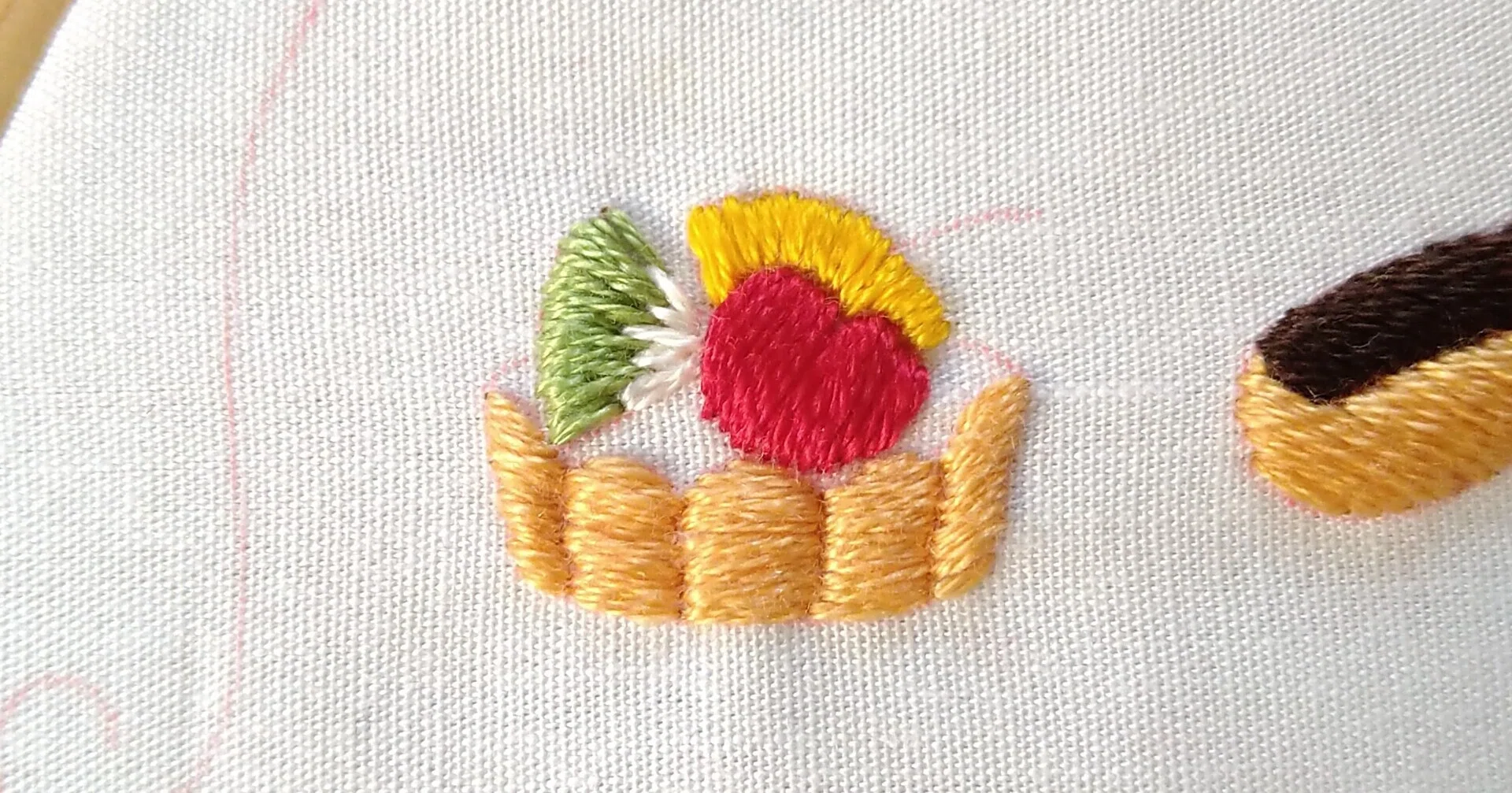 プチフールの刺繍枠キットを作ろう* ステップ6 〜プチフルーツタルト2