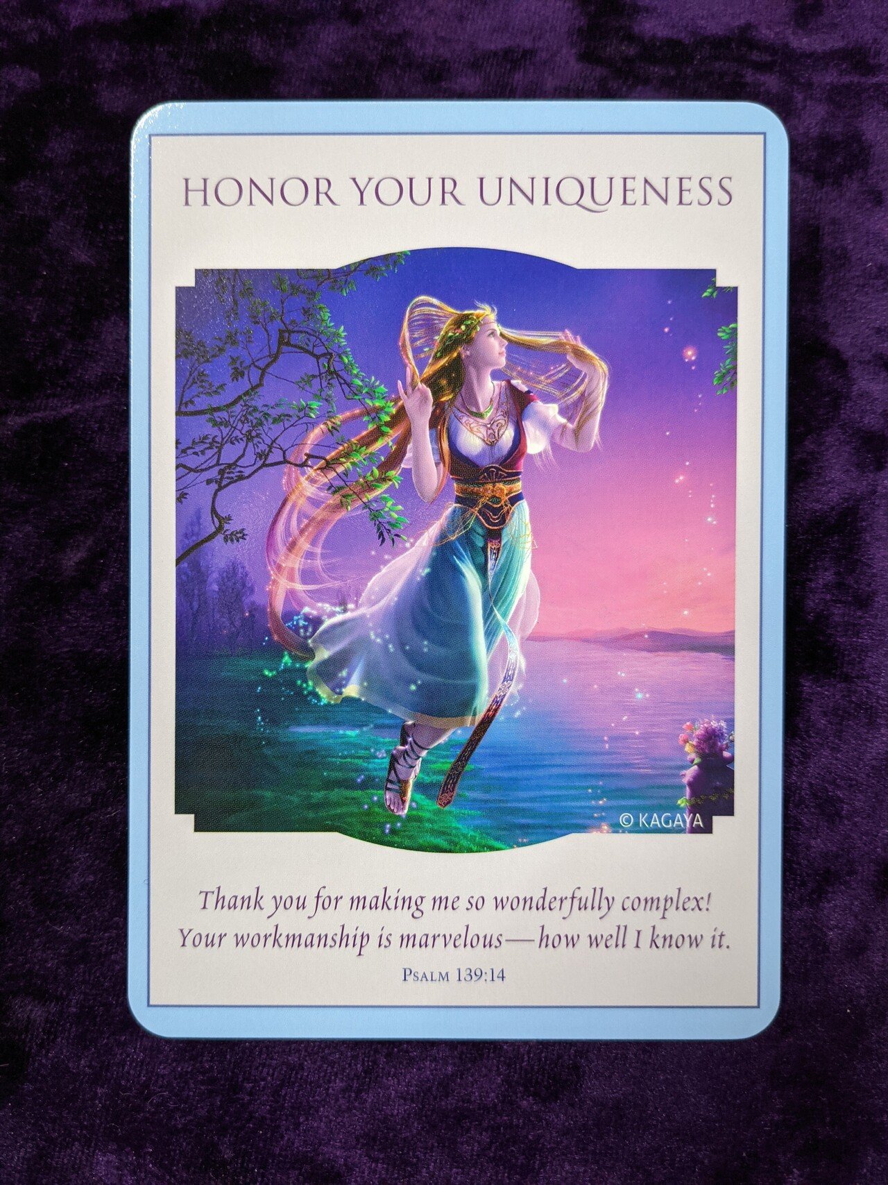 Honor Your Uniqueness 自分は他の人と違う 変わり者だ だが それがいい 人と違うことって それだけですごいこと 他の 人と違う車に乗りたいし 世界に一つだけの宝石を身に纏い 純 天笑 Note