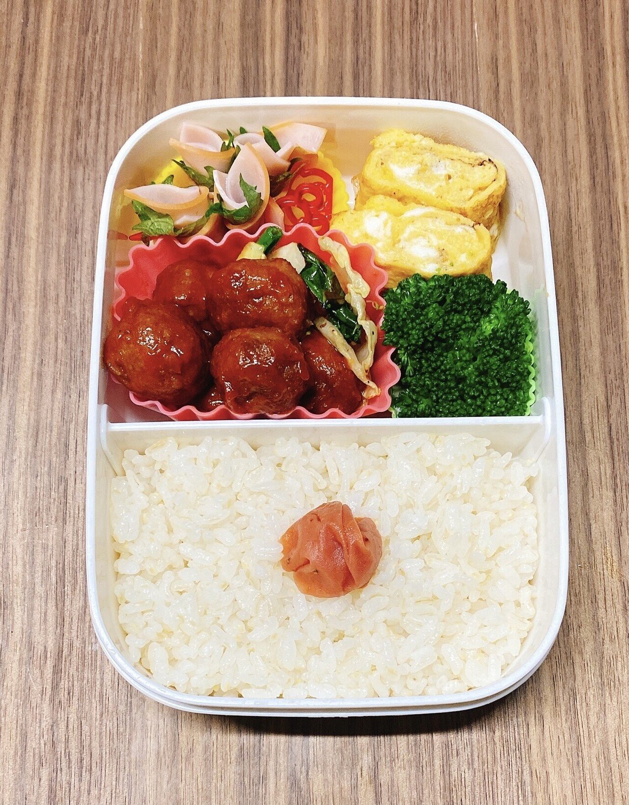 今日のお弁当 今日はミートボール ブロッコリーは お弁当がとっても色鮮やかに ミニミニの森ができちゃった 下にはマヨネーズ を忍ばせてあります Mii Note