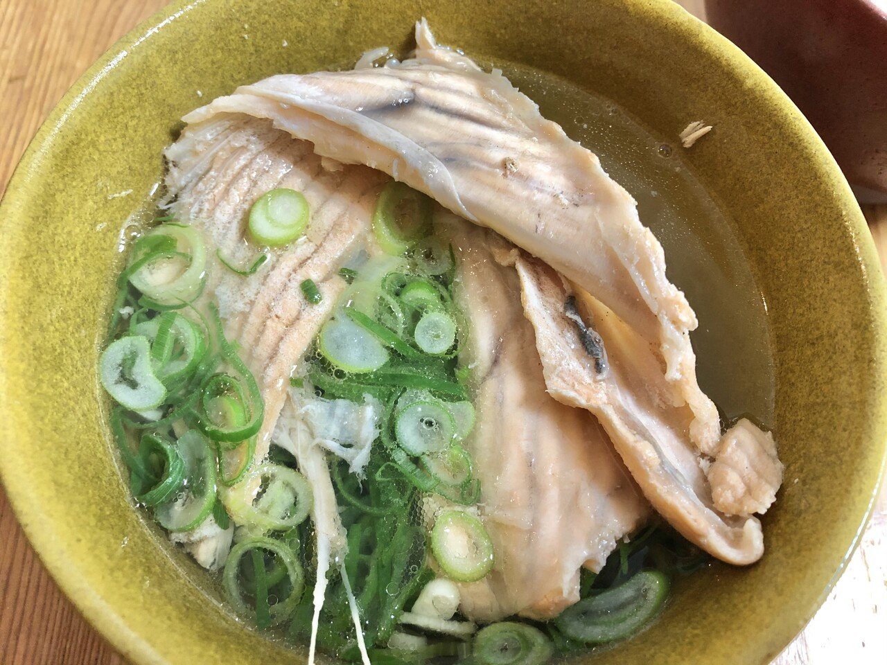 おはようございます 月曜日の朝ー 今朝は 雨でウォーキングを諦め ストレッチをガッツリやりました からのー 最近ハマってる朝ごはん お魚のあら汁 今日はサーモン タンパク質とフィッシュオイル補給ー ななさん 自己開示note 肉体改造 ダイエット 筋