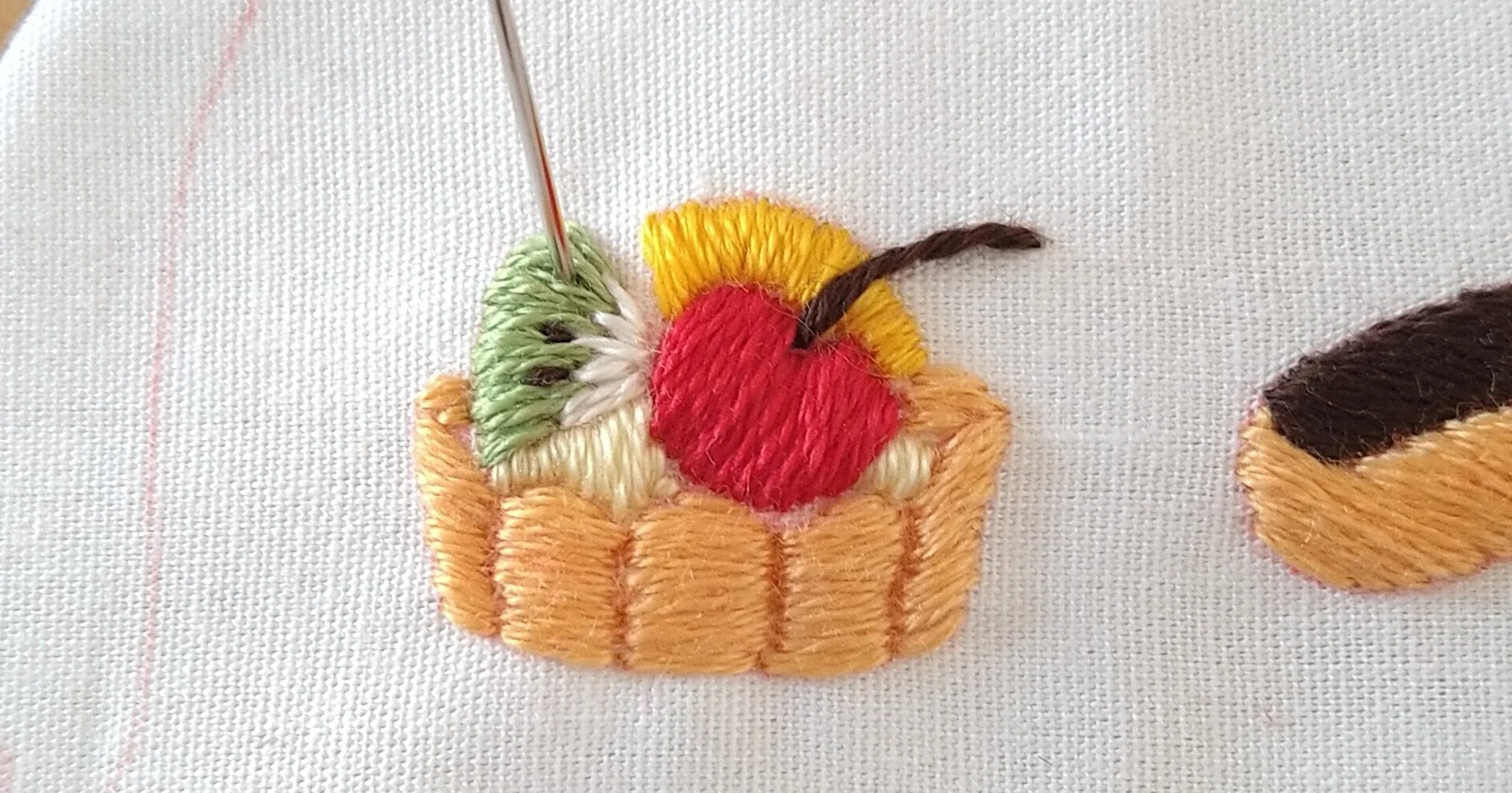 プチフールの刺繍枠キットを作ろう* ステップ7 〜プチフルーツタルト3