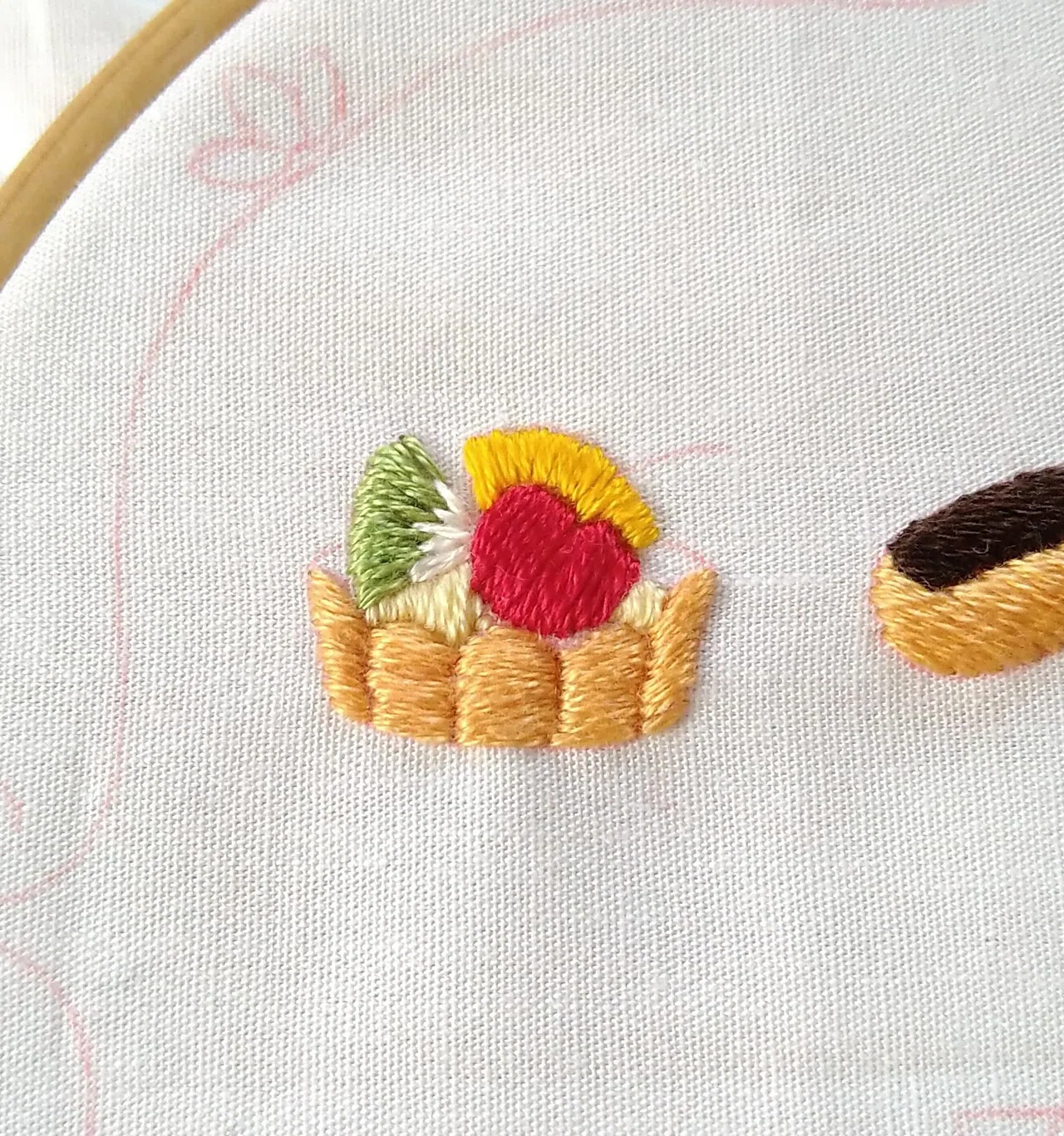 プチフールの刺繍枠キットを作ろう* ステップ7 〜プチフルーツタルト3