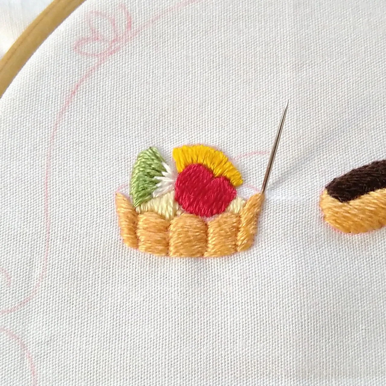プチフールの刺繍枠キットを作ろう* ステップ7 〜プチフルーツタルト3