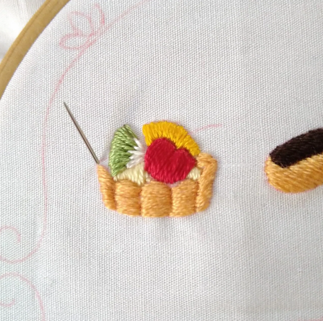 プチフールの刺繍枠キットを作ろう* ステップ7 〜プチフルーツタルト3