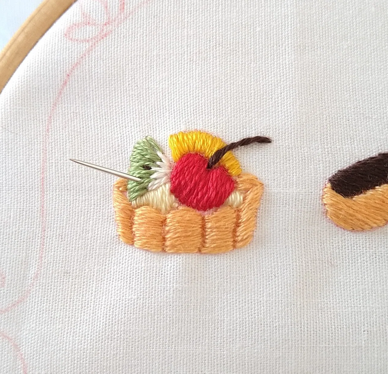 プチフールの刺繍枠キットを作ろう* ステップ7 〜プチフルーツタルト3