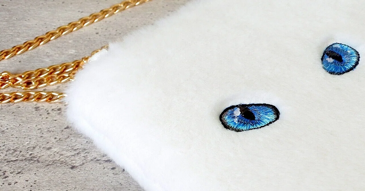 白猫ショルダーバッグ完成！｜ajico*猫の刺繍小物《コイトネコ》