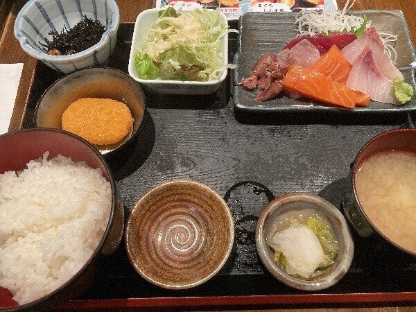 ボリュームある居酒屋さんの刺身定食 新宿御苑前ランチ 杉並親方 Note ボリュームある居酒屋さんの刺身定食 新宿御苑前ランチ 杉並親方 Note