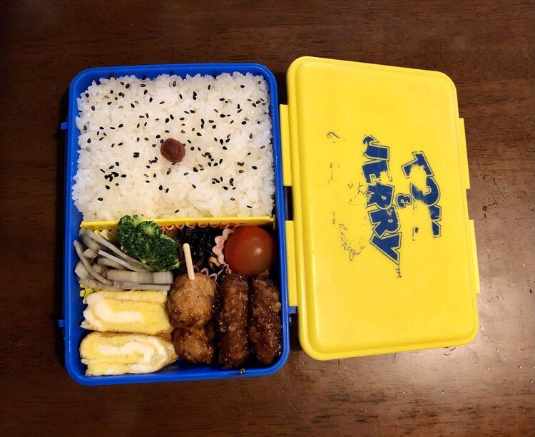 次男弁当。梅干し、きんぴら、ブロッコリー、ひじき煮、プチトマト、玉子焼き、つくね、ソースかつ。昨日は荒れた天気でしたが、今日はいい天気。掃除日和やんか。片付けよ。　#お弁当　#note弁当部