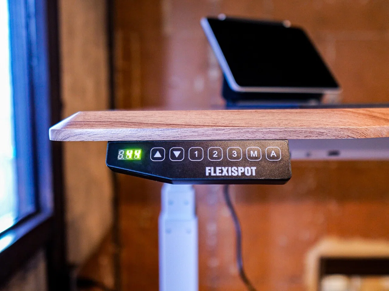 はじめてのスタンディングデスク 「電動式FlexiSpot」おためしレビュー