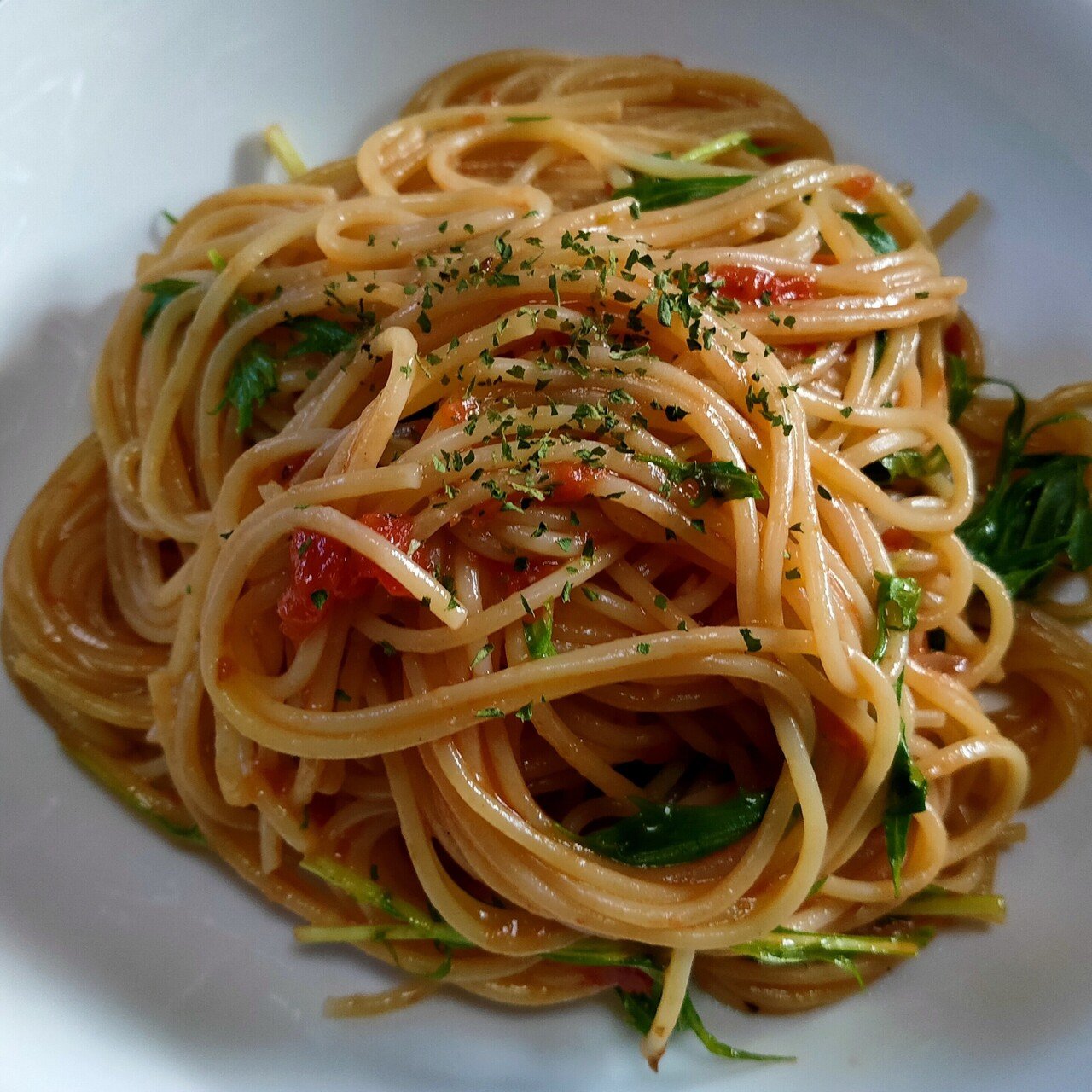 水菜とトマトのアラビアータ風 秋に種を撒いた水菜もそろそろ佳境に入ってきました 春の種まきが始まりそうな予感 材料 水菜 トマトホール 缶 香川本鷹 乾燥バジル 塩 からちゃん 島旅農園 ほとり Note