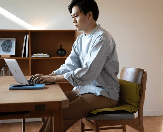 ダイニングチェアの在宅勤務も快適に。 骨格に心地いい、椅子専用