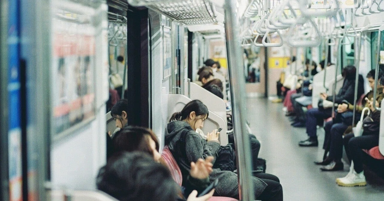 電車で寝てる人の足を蹴っ飛ばすか まき きしん 副業愛好家 Note 電車で寝てる人の足を蹴っ飛ばすか まき きしん 副業愛好家 Note