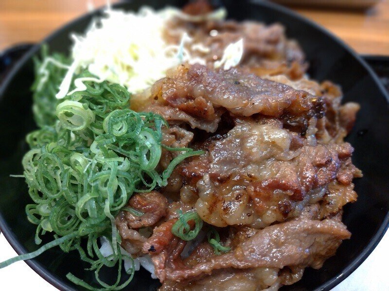 カルビ丼とスン豆腐の専門店 韓丼 でお昼ご飯 ピビンバやクッパもある韓国 料理のフランチャイズですね ワンコイン 税550円のカルビ丼を食べてきましたが 甘めのタレで焼かれたカルビは香ばしさもありご飯との まるぞう Note