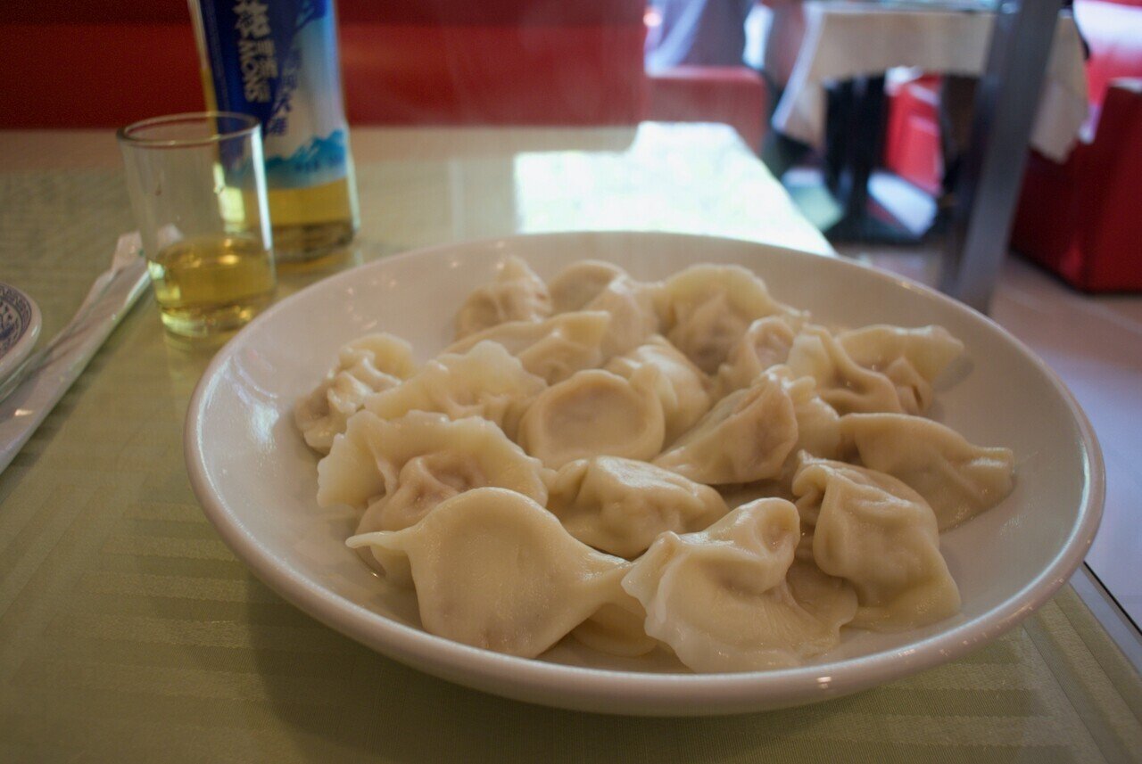 中国 上海 物凄くたくさんあるような感じもしますけれど あっさり全て完食できます 水餃子 皮は厚めなので これが 主食 というのは十分に納得がいく食べ物 の一つ ちなみにお店の名前は 東北人家餃子坊 です アルバート 京都 トラベルアドバイザー