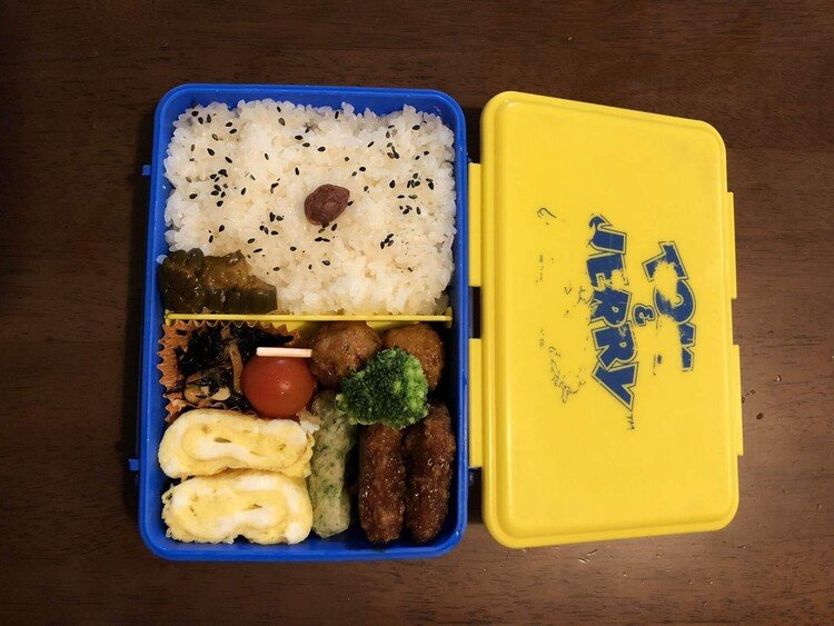 次男弁当。梅干し、キュウリのキューちゃん、ひじき煮、プチトマト、つくね、ブロッコリー、玉子焼き、ちくわの磯辺揚げ、ソースカツ。やはり物語というものは障害がないと盛り上がらないものなのですかね。日常も同じか。盛り上がるお弁当…（←そこは盛り上げなくて良い）。　#お弁当　#note弁当部