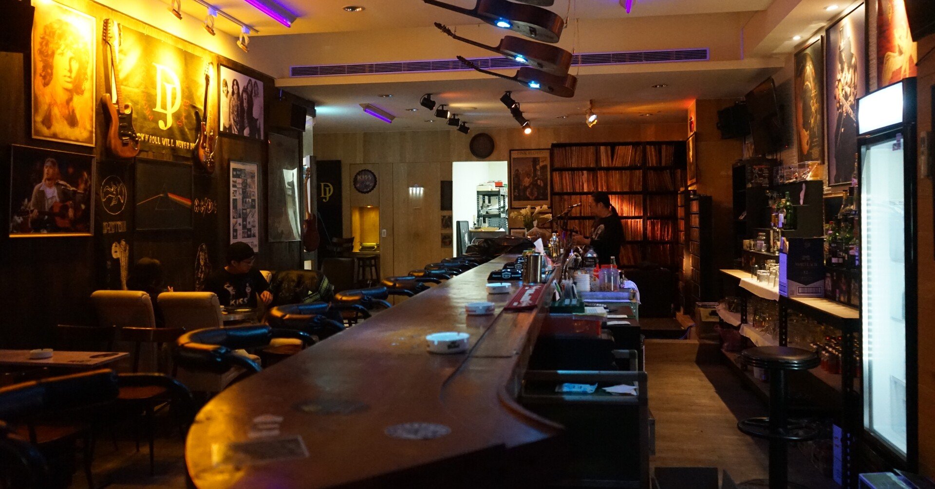 台湾ロスで思い出にふける 台南最古のロックバー Dj Music Pub Sekitos Note