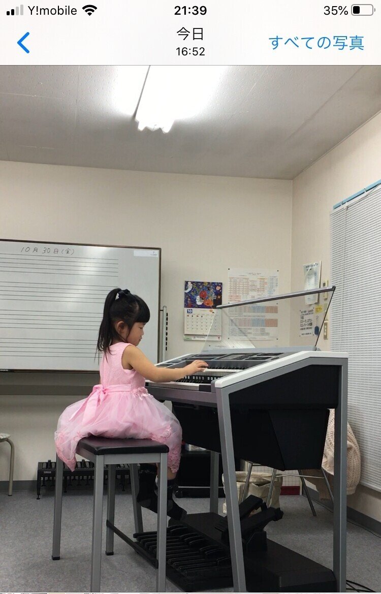 初めてのクラスコンサート 次女大変 姉を追い自然と背伸び 習ってない時ドレスを要求 今回姉が弾いたブルグミュラー 素直な心 を右手一部弾く 計3曲 レッスンでは弾ける曲は つまらないから弾かない 間違うと Maya Note