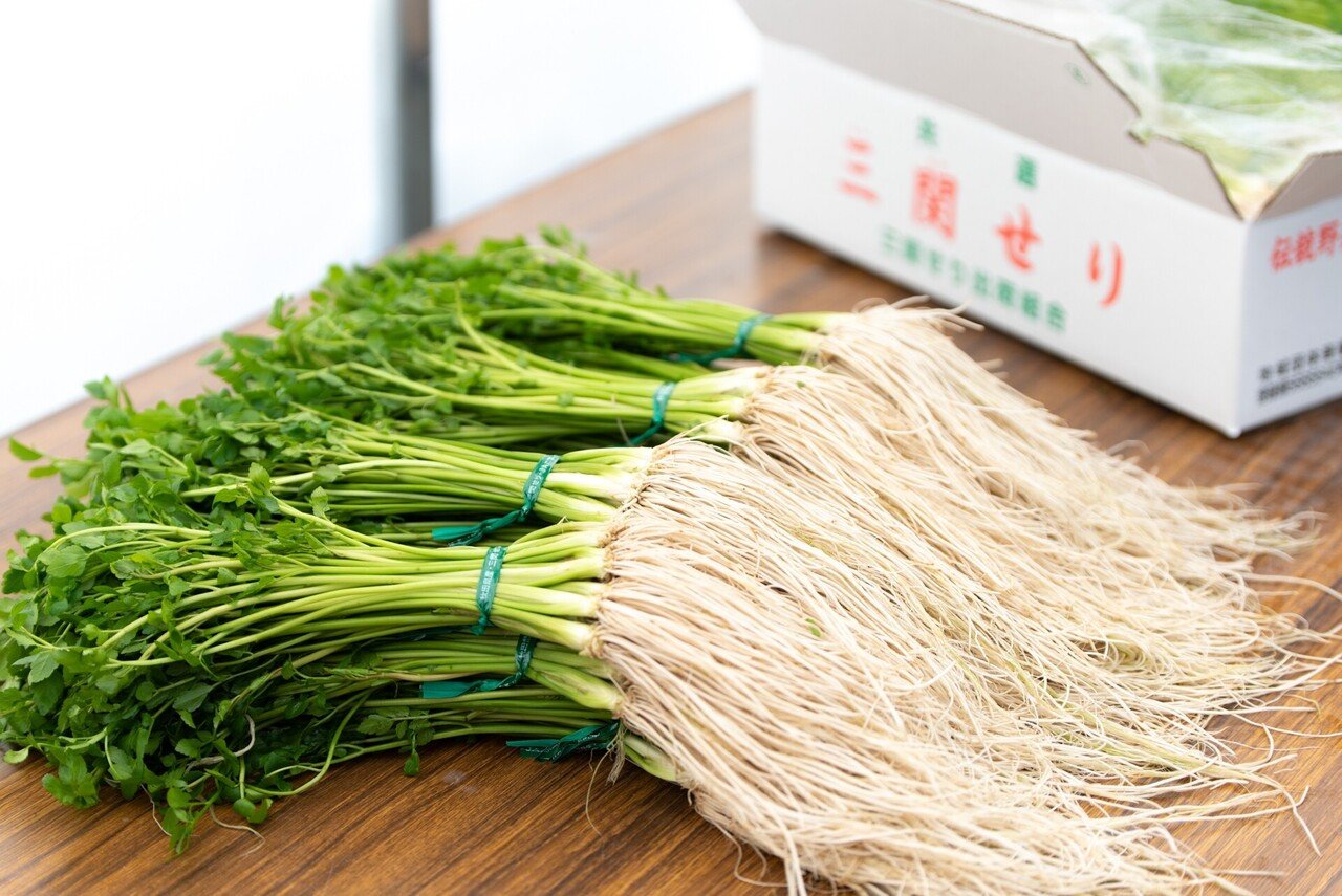 スーツ姿に憧れていた男が伝統野菜「三関せり」で地域の農業を スーツ姿に憧れていた男が伝統野菜「三関せり」で地域の農業を