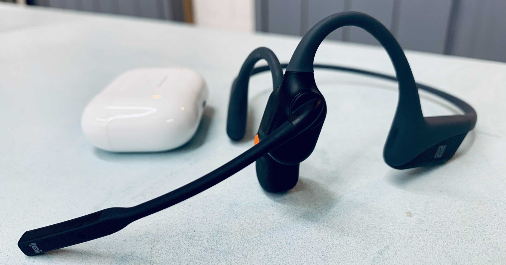 最高のリモート＆オフィス用ヘッドセットマイク AfterShokz OpenComm