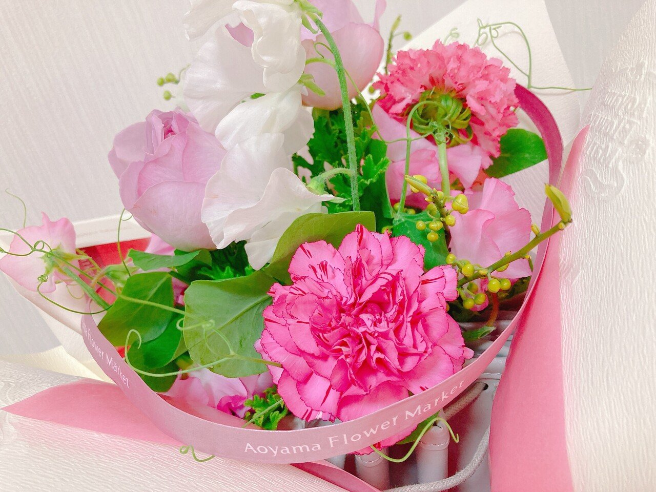 素敵なお花が友人から届きました 大好きなピンクの可愛い可愛いお花 結婚式に参加できないからと送ってくれる優しい友人に感謝です 本当に本当に嬉しいなぁ ありがとう お花が飾ってあるとそれだけで みくつぶ イメージコンサルタント Note