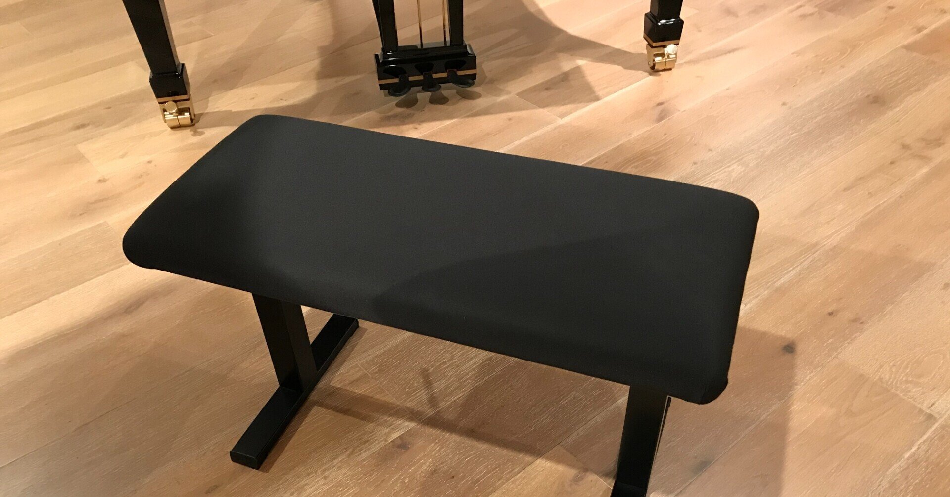 ドイツ・アンデクシンガー社製のコンサートピアノ椅子が白金ピアノ 
